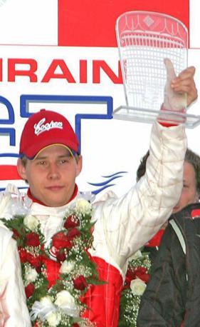 In questa foto del 26 novembre 2004 Simonsen festeggiava la sua vittoria in Bahrain. Ansa